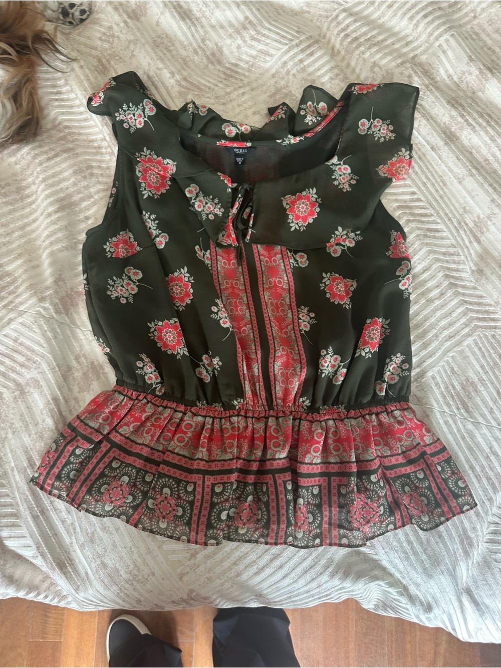 Floral  Tie-Neck Sleeveless Top - Black/Red